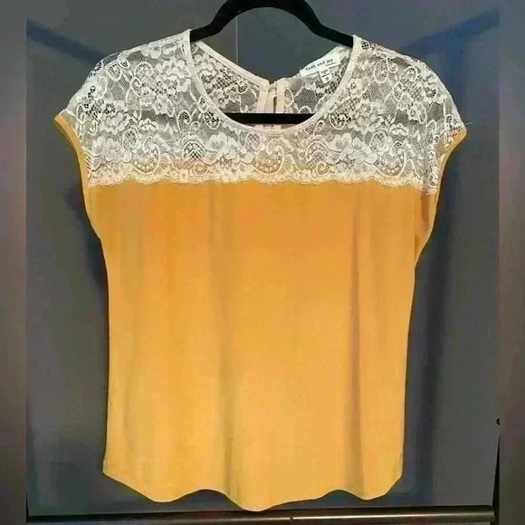 Faith & Joy women’s yellow and lace short sleeve top with bow size S - Picture 1 of 8